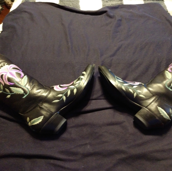 Limited Edition Manuel Boots - Picture 2 of 16
